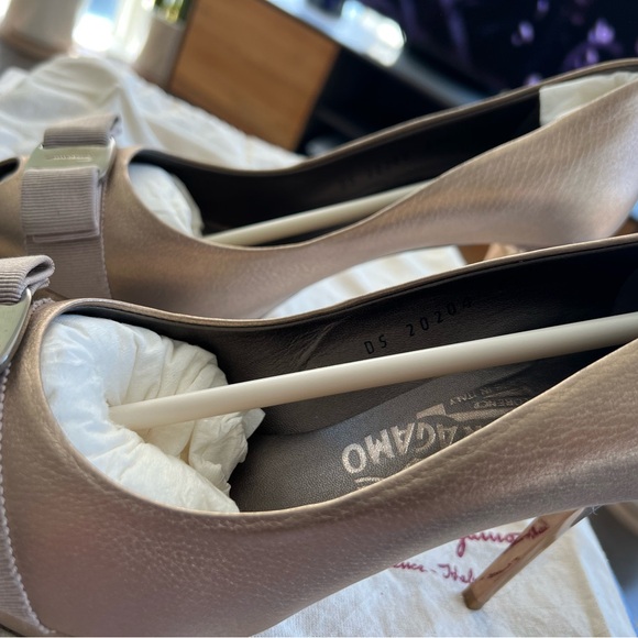 Salvatore Ferragamo Metallic Bronze Leather Vara Bow Peep Toe Pumps Size 9/ 39.5 - Picture 4 of 5